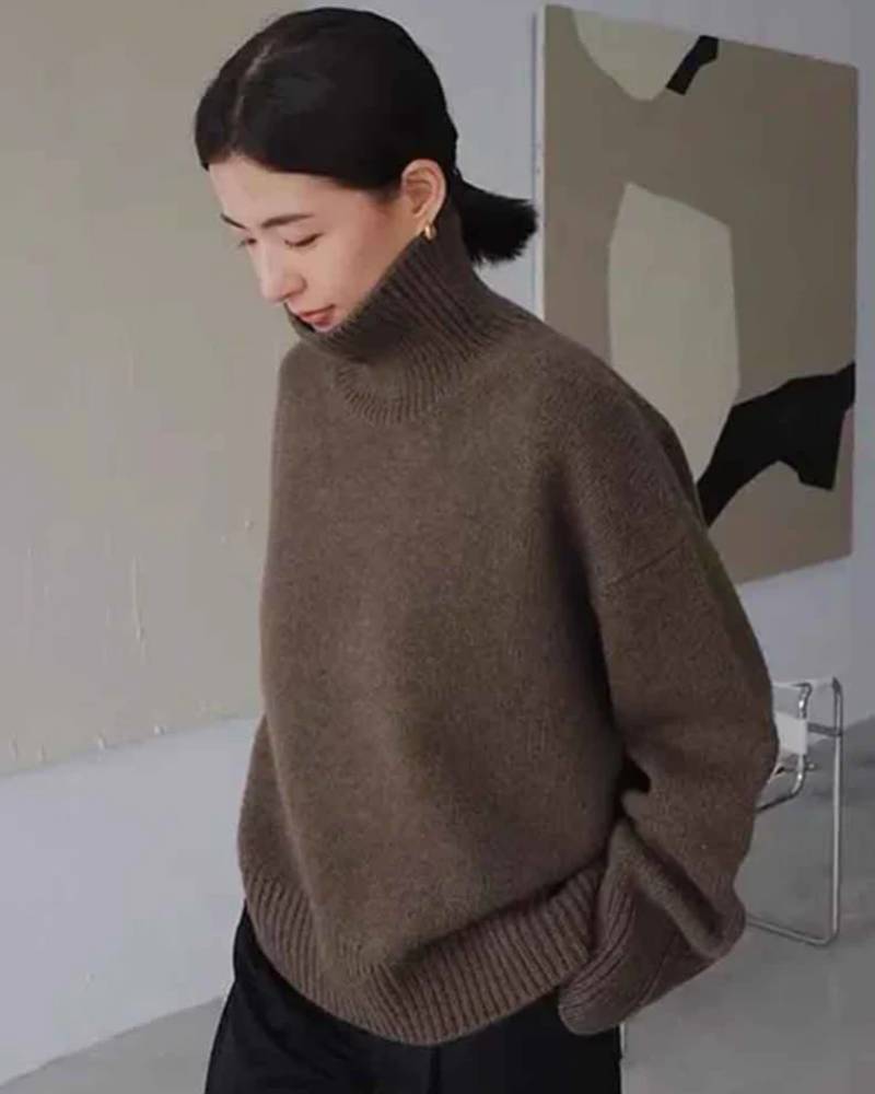 100 % cashmere turtleneck pullover in soft pearl-gray, ribbed trim, relaxed fit—lightweight luxury for winter layering.