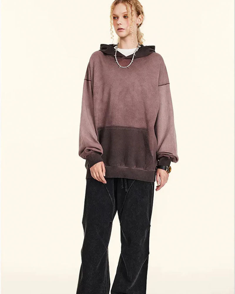 Woman lounging in a sand-beige oversized retro-washed cotton hoodie, 420 g acid-wash fleece and dropped shoulders give vintage 90s vibes—your cozy 60–75 °F spring-fall layer.