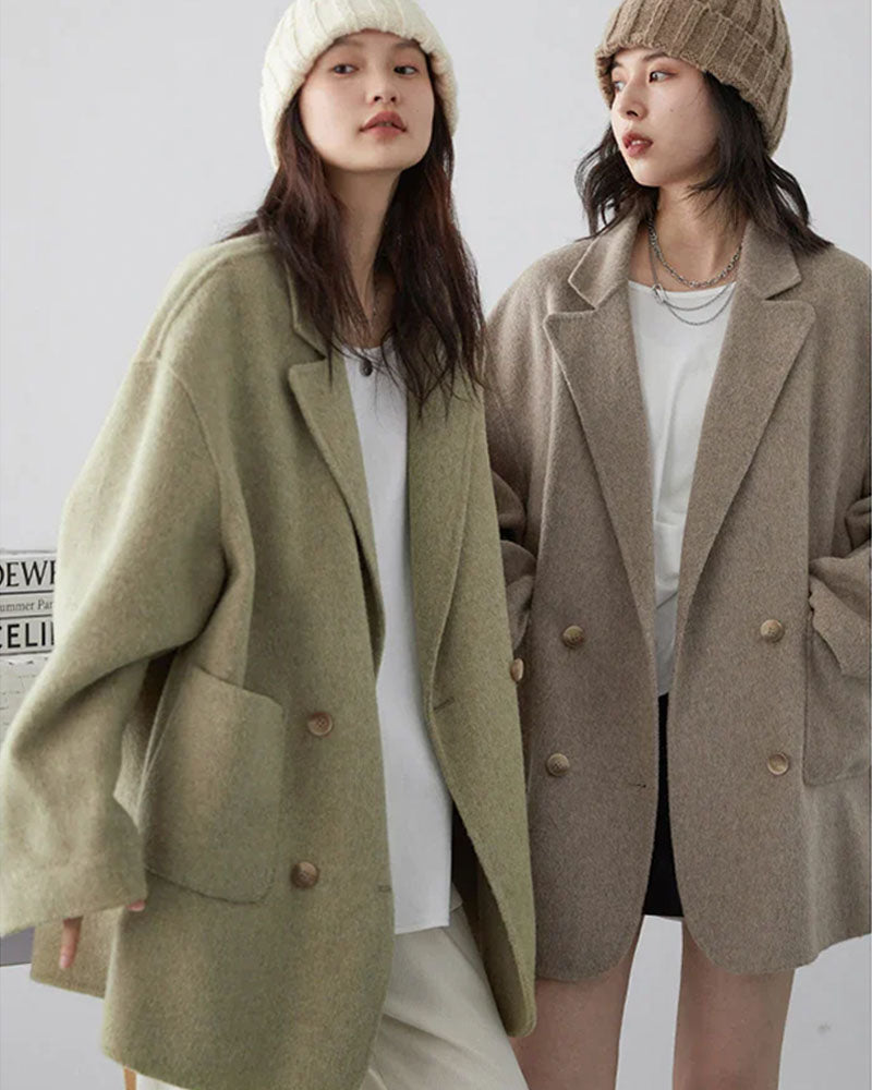 Woman gliding through winter in a retro double-sided 100 % wool coat, midi length and peak lapels lock in warmth down to 0 °C—heritage tailoring meets modern insulation for 35-55 °F fall-to-spring commutes.