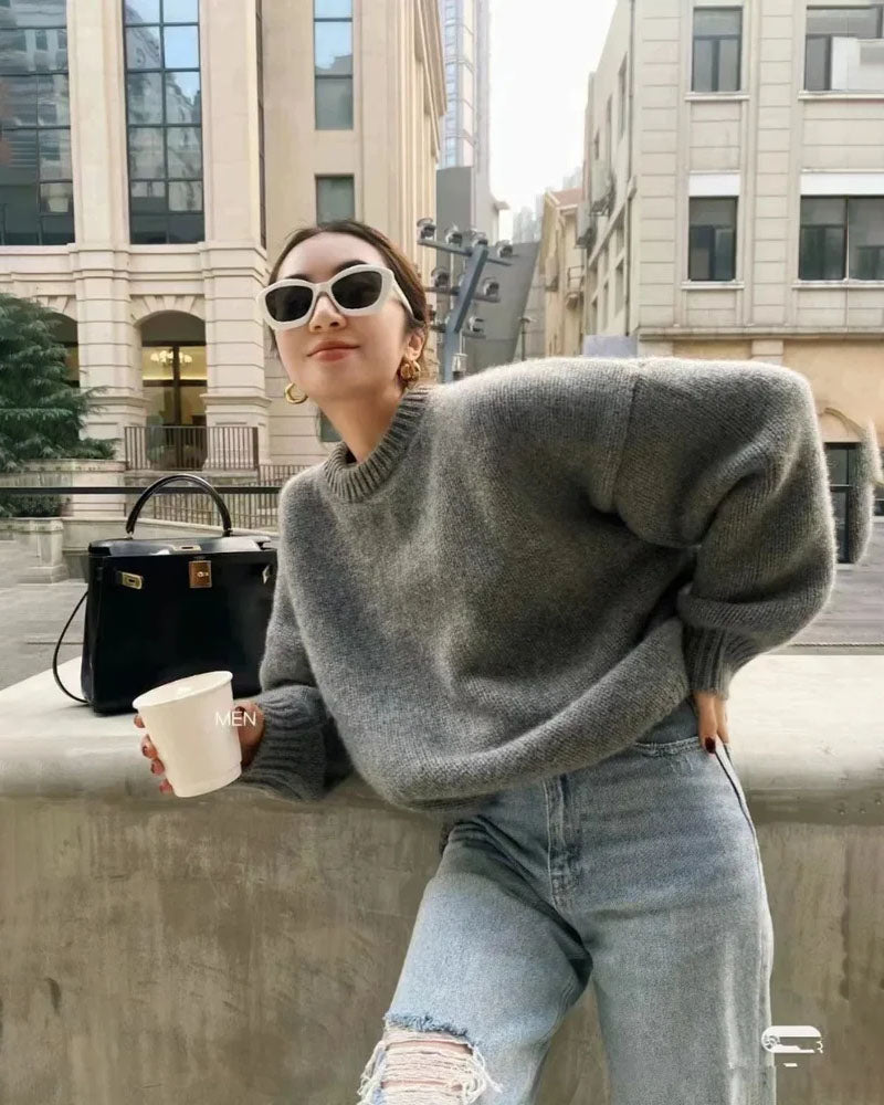 Woman brunching in the 2023 Autumn-Winter New 100 % Cashmere Sweater, 19-micron Mongolian fibers and relaxed drop-shoulders give cloud-soft warmth—your luxe yet breathable 55-70 °F cold-season essential.