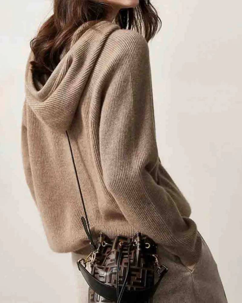 Cloud-soft 100 % wool hoodie in heather charcoal, relaxed fit, kangaroo pocket—cold-weather essential for men & women.