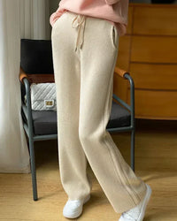 Woman strolling in 100 % wool wide-leg pants, 19.5-micron superfine Merino drapes like crepe—your polished yet cozy 45-65 °F fall-to-spring commuter staple.