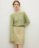 Woman brunching in a sand-beige linen-natural-loose-knitted top, airy 100 % flax knit and drop-shoulder cut keep you cool—your effortless staple for 70-85 °F summer days.