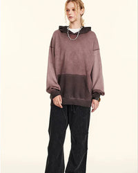 Woman lounging in a sand-beige oversized retro-washed cotton hoodie, 420 g acid-wash fleece and dropped shoulders give vintage 90s vibes—your cozy 60–75 °F spring-fall layer.